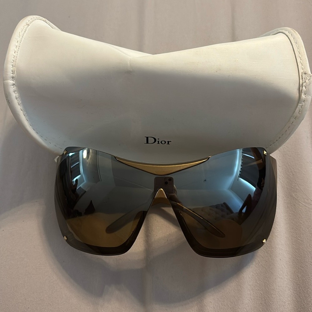 Oversized Dior sunglasses in great condition!!! Gold arms with black frames !